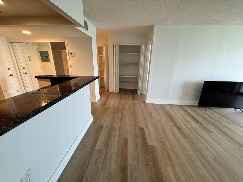 Active With Contract: $2,400 (1 beds, 1 baths, 760 Square Feet)