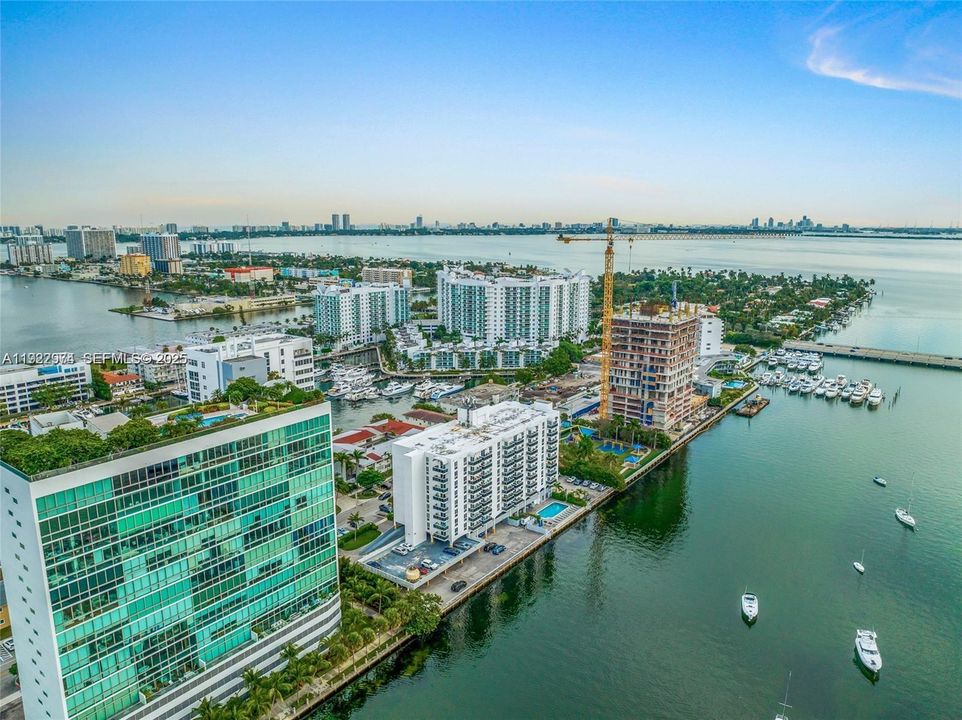 Active With Contract: $2,400 (1 beds, 1 baths, 760 Square Feet)