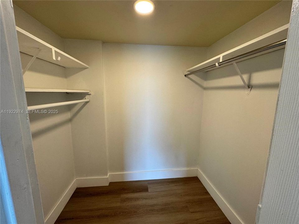 Active With Contract: $2,400 (1 beds, 1 baths, 760 Square Feet)