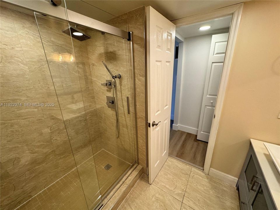 Active With Contract: $2,400 (1 beds, 1 baths, 760 Square Feet)