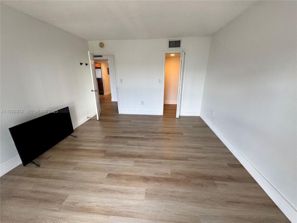 Active With Contract: $2,400 (1 beds, 1 baths, 760 Square Feet)