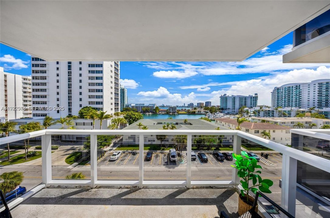 Active With Contract: $2,400 (1 beds, 1 baths, 760 Square Feet)