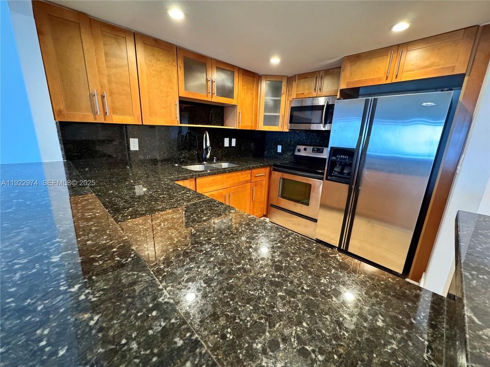 Active With Contract: $2,400 (1 beds, 1 baths, 760 Square Feet)