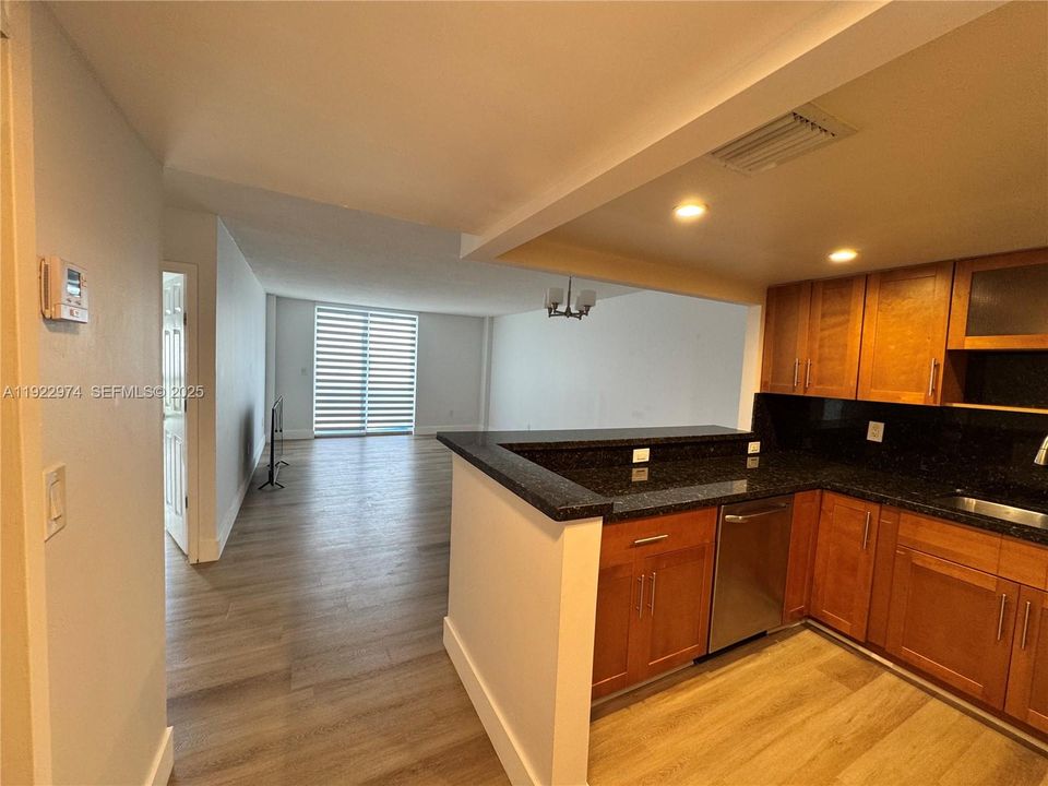 Active With Contract: $2,400 (1 beds, 1 baths, 760 Square Feet)