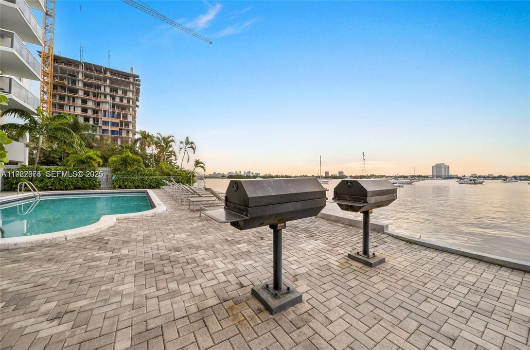 Active With Contract: $2,400 (1 beds, 1 baths, 760 Square Feet)