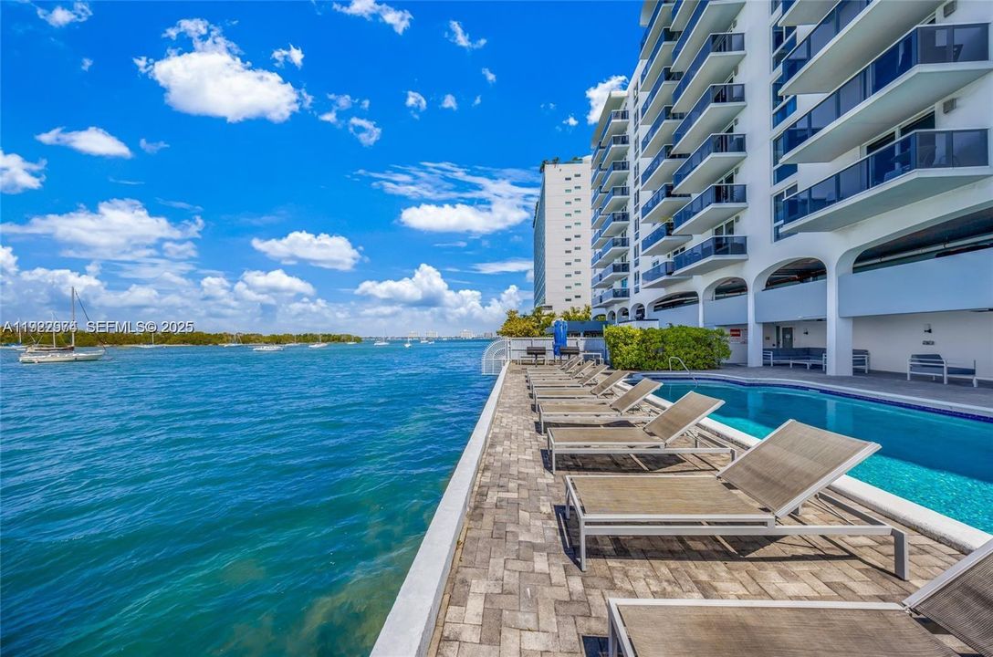 Active With Contract: $2,400 (1 beds, 1 baths, 760 Square Feet)