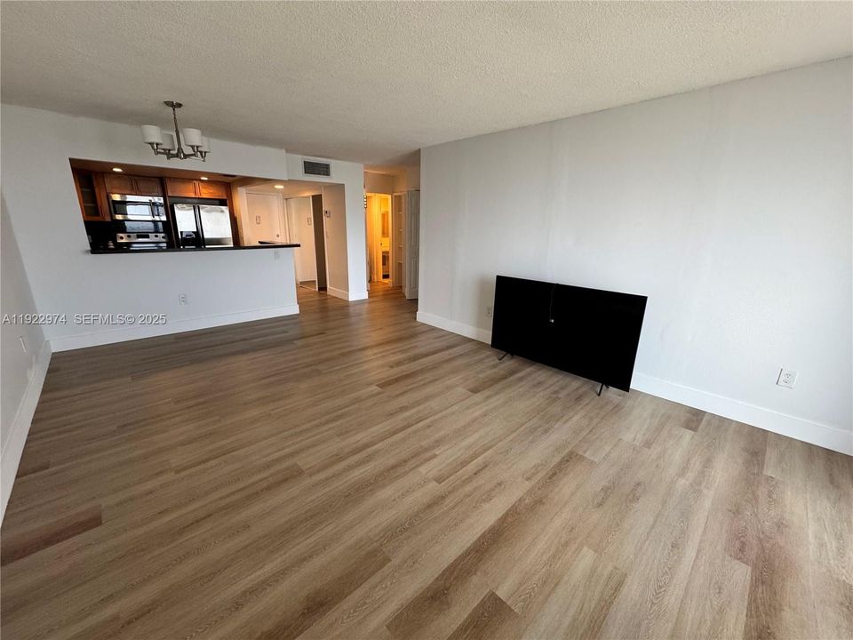 Active With Contract: $2,400 (1 beds, 1 baths, 760 Square Feet)