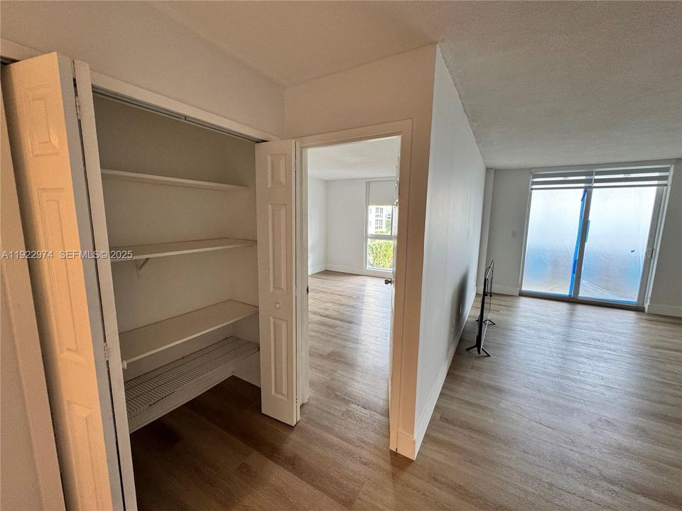 Active With Contract: $2,400 (1 beds, 1 baths, 760 Square Feet)