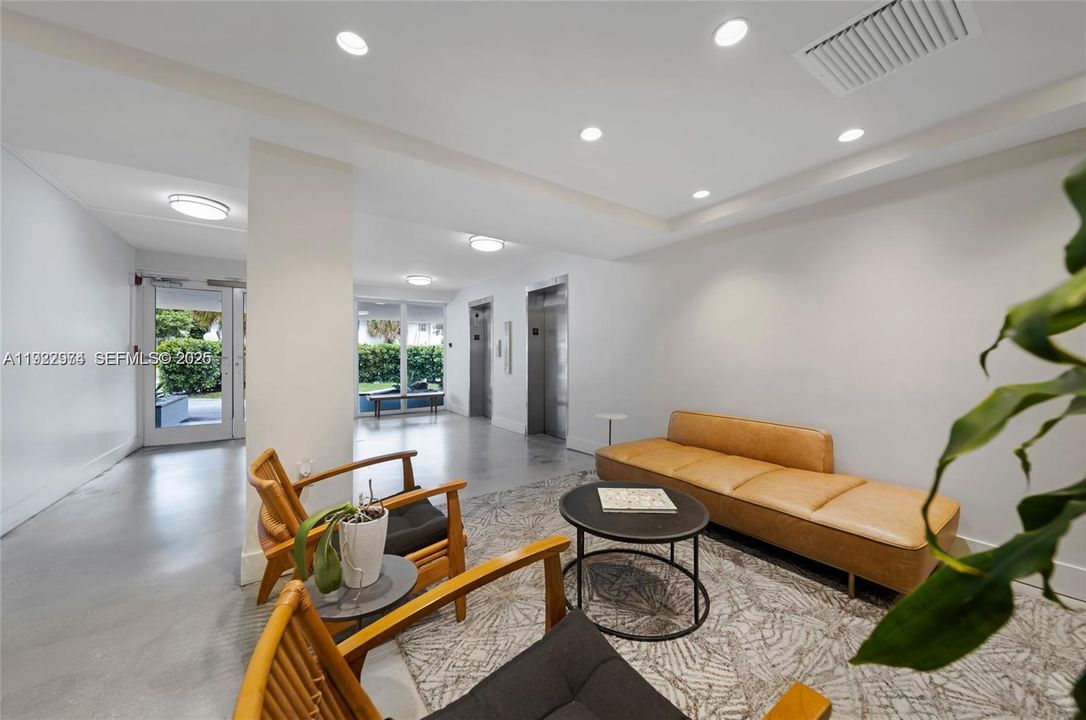 Active With Contract: $2,400 (1 beds, 1 baths, 760 Square Feet)