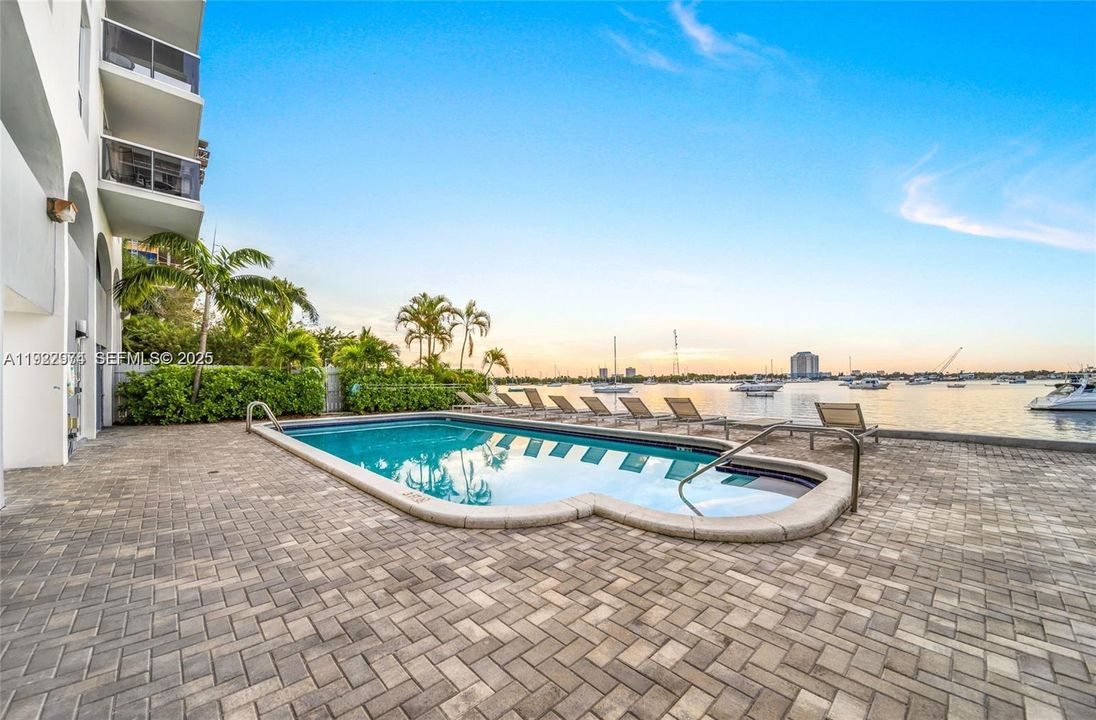 Active With Contract: $2,400 (1 beds, 1 baths, 760 Square Feet)