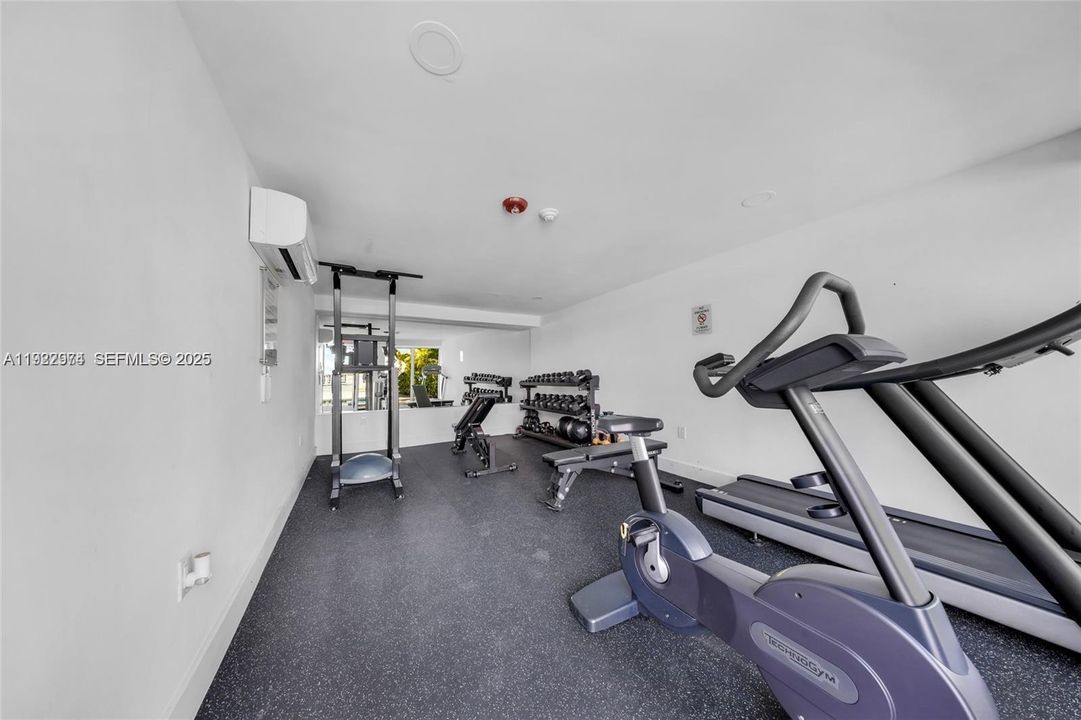 Active With Contract: $2,400 (1 beds, 1 baths, 760 Square Feet)