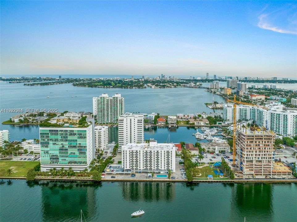 Active With Contract: $2,400 (1 beds, 1 baths, 760 Square Feet)