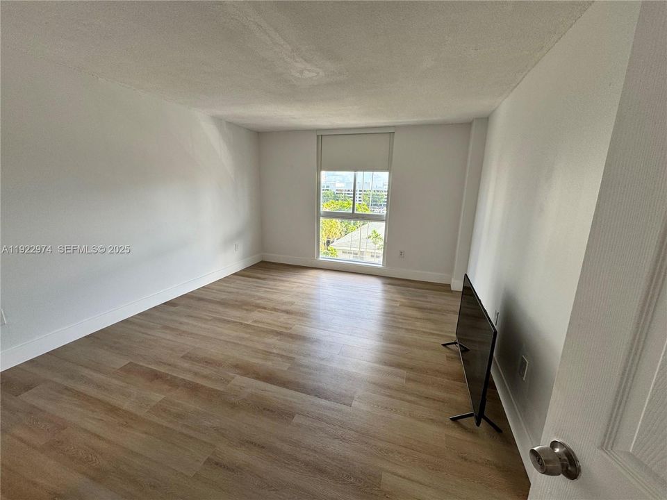 Active With Contract: $2,400 (1 beds, 1 baths, 760 Square Feet)