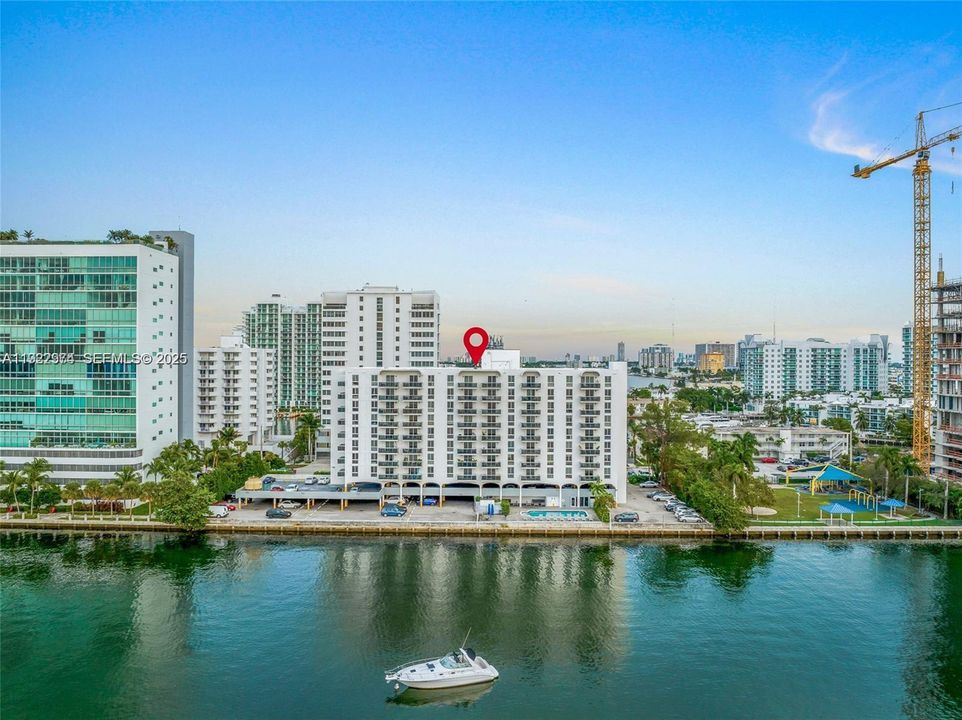 Active With Contract: $2,400 (1 beds, 1 baths, 760 Square Feet)