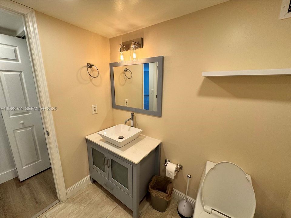 Active With Contract: $2,400 (1 beds, 1 baths, 760 Square Feet)