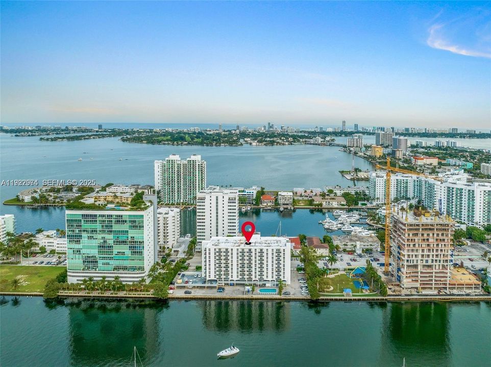 Active With Contract: $2,400 (1 beds, 1 baths, 760 Square Feet)