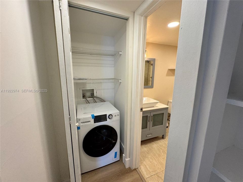 Active With Contract: $2,400 (1 beds, 1 baths, 760 Square Feet)