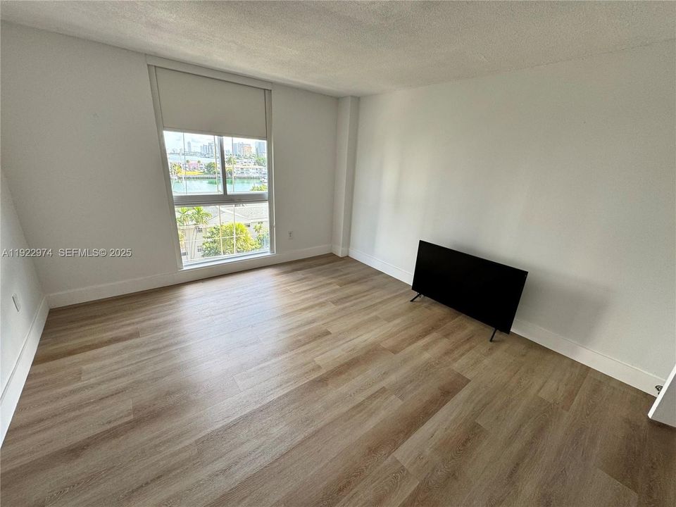 Active With Contract: $2,400 (1 beds, 1 baths, 760 Square Feet)