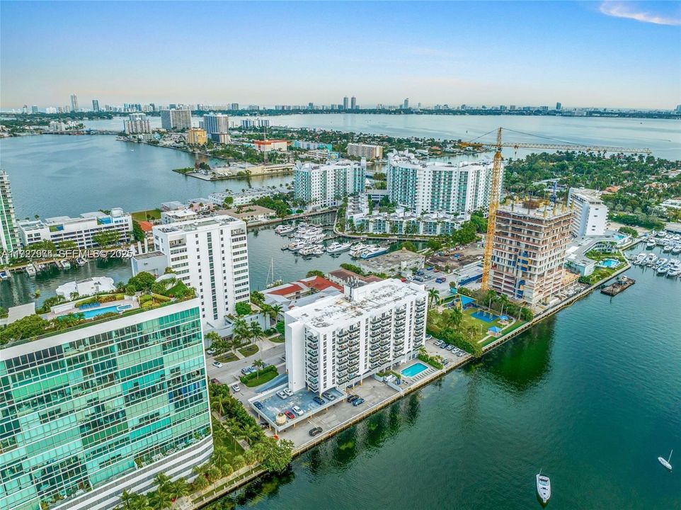 Active With Contract: $2,400 (1 beds, 1 baths, 760 Square Feet)