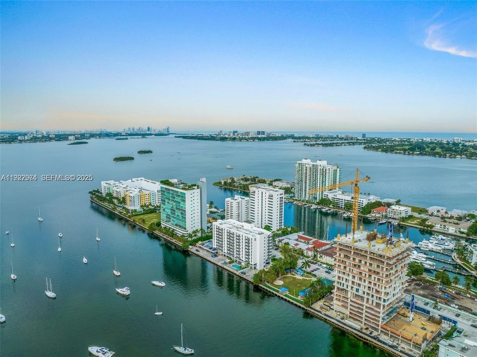 Active With Contract: $2,400 (1 beds, 1 baths, 760 Square Feet)