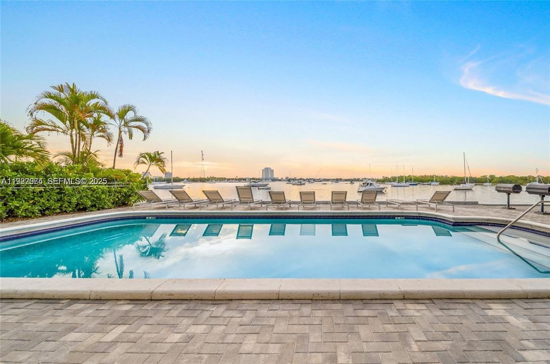 Active With Contract: $2,400 (1 beds, 1 baths, 760 Square Feet)