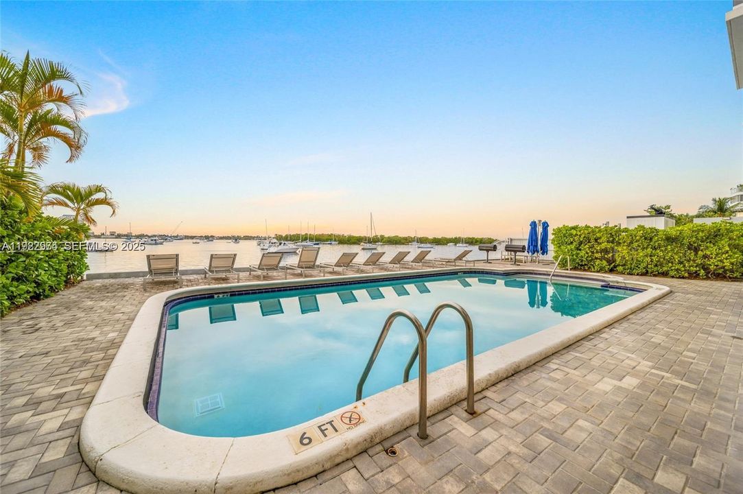 Active With Contract: $2,400 (1 beds, 1 baths, 760 Square Feet)