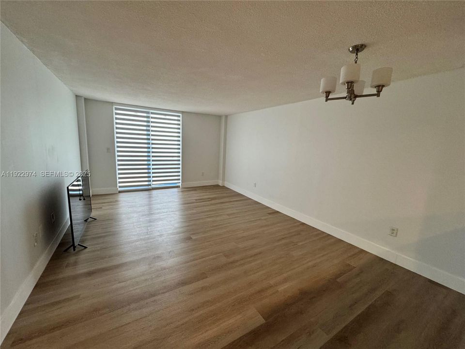 Active With Contract: $2,400 (1 beds, 1 baths, 760 Square Feet)