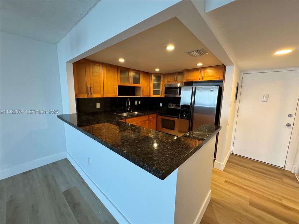 Active With Contract: $2,400 (1 beds, 1 baths, 760 Square Feet)