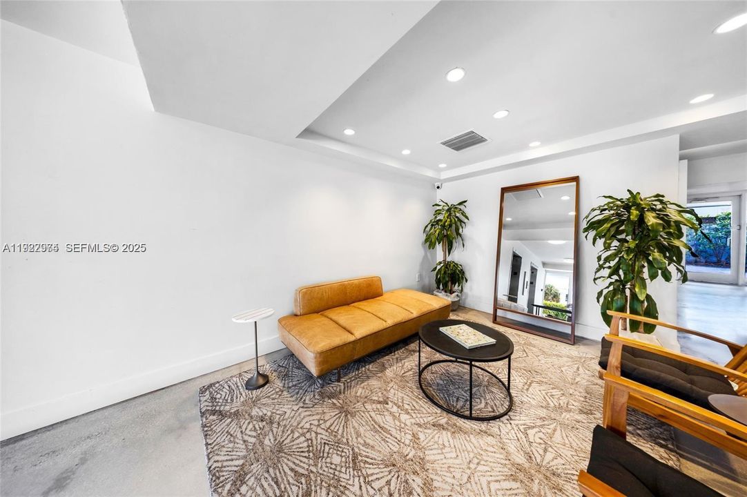 Active With Contract: $2,400 (1 beds, 1 baths, 760 Square Feet)