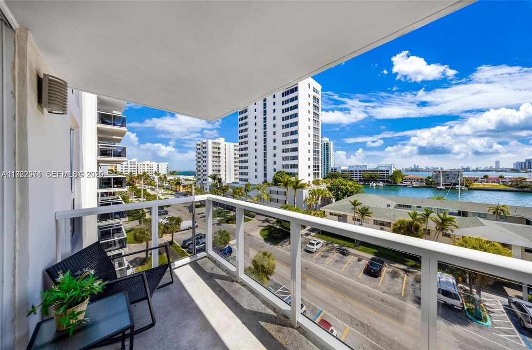 Active With Contract: $2,400 (1 beds, 1 baths, 760 Square Feet)