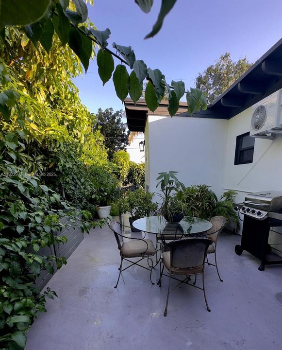 For Rent: $4,700 (4 beds, 2 baths, 1097 Square Feet)