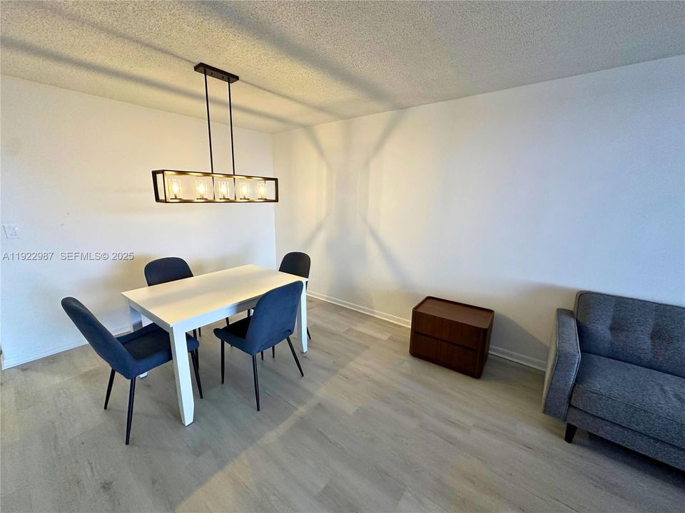 For Rent: $2,200 (1 beds, 1 baths, 1000 Square Feet)