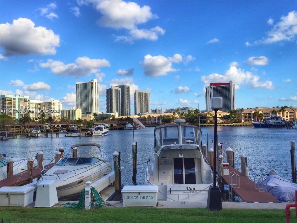 For Rent: $2,200 (1 beds, 1 baths, 1000 Square Feet)