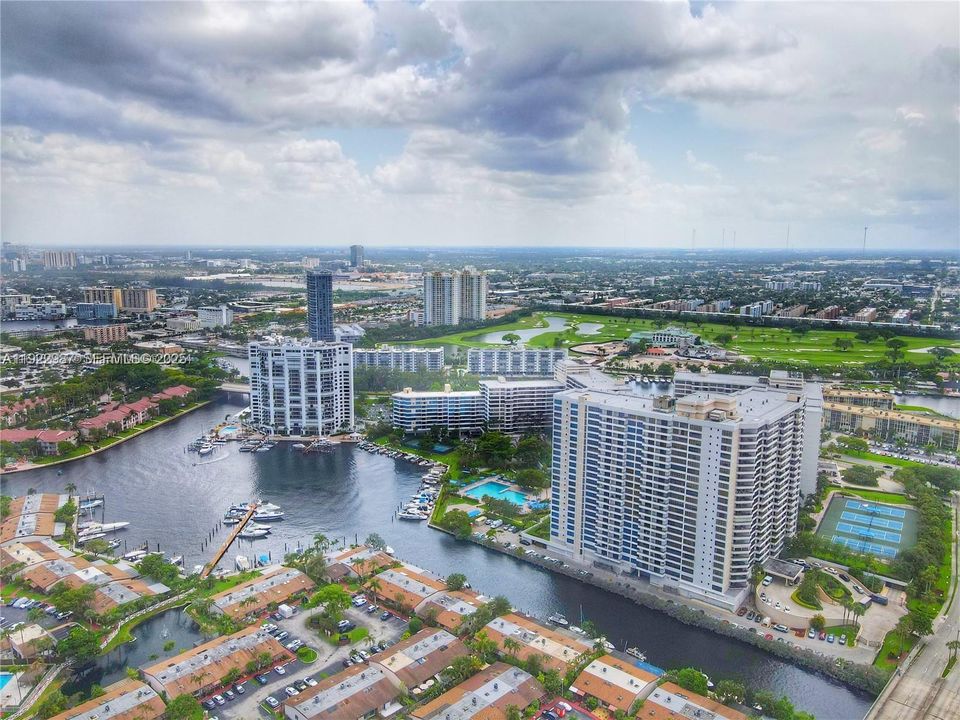 For Rent: $2,200 (1 beds, 1 baths, 1000 Square Feet)