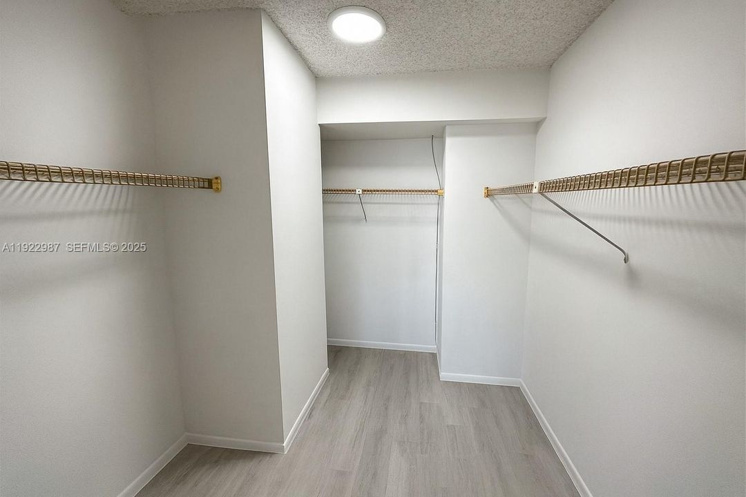 For Rent: $2,200 (1 beds, 1 baths, 1000 Square Feet)