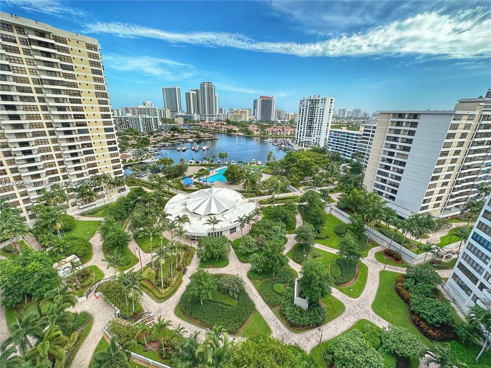 For Rent: $2,200 (1 beds, 1 baths, 1000 Square Feet)