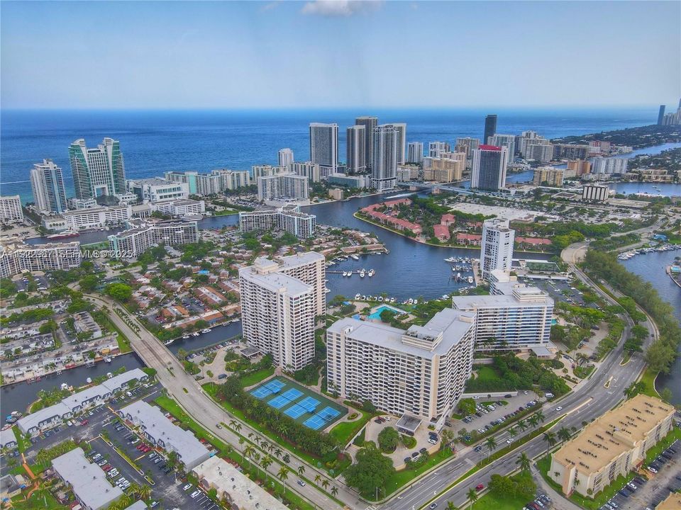 For Rent: $2,200 (1 beds, 1 baths, 1000 Square Feet)