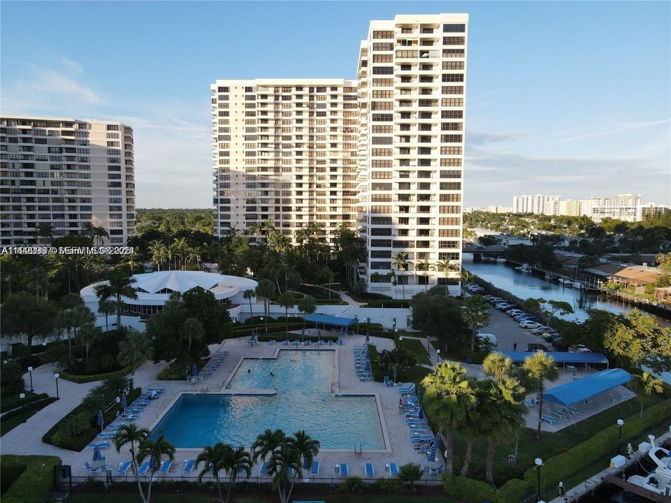 For Rent: $2,200 (1 beds, 1 baths, 1000 Square Feet)