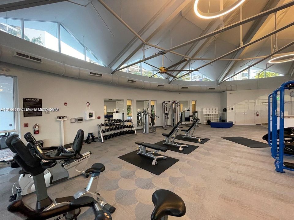 For Rent: $2,200 (1 beds, 1 baths, 1000 Square Feet)