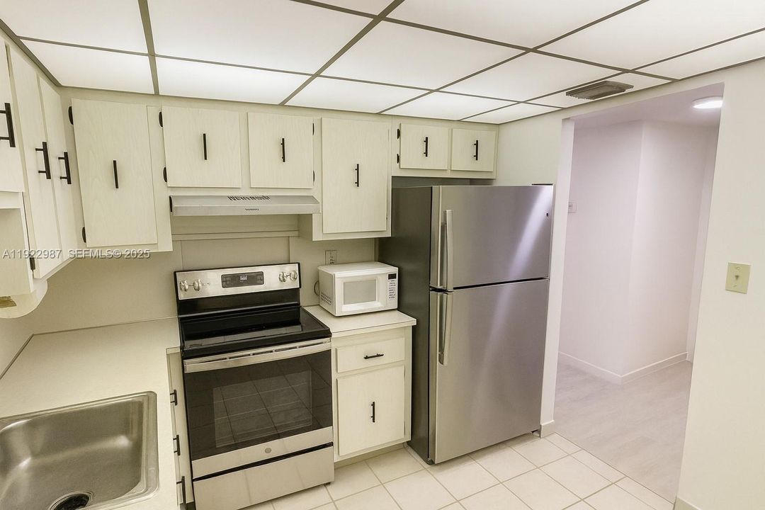 For Rent: $2,200 (1 beds, 1 baths, 1000 Square Feet)