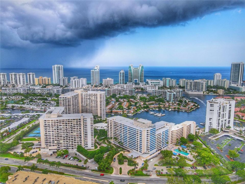 For Rent: $2,200 (1 beds, 1 baths, 1000 Square Feet)