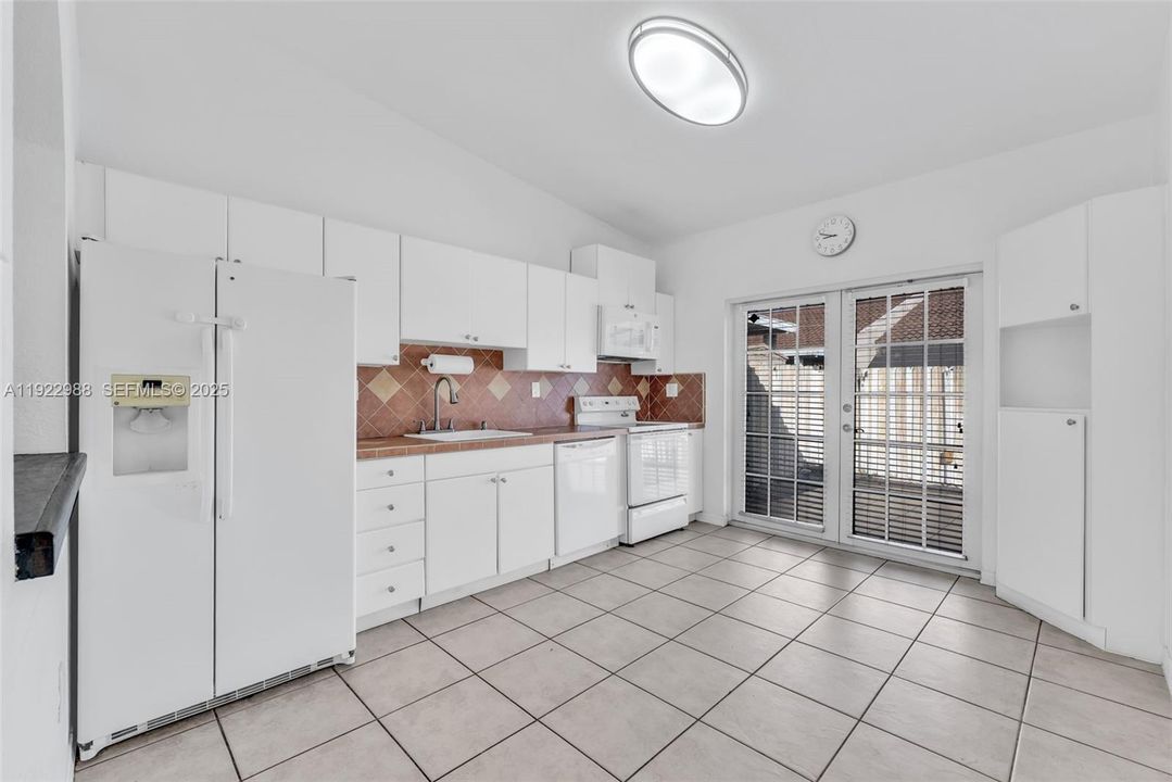 For Rent: $3,000 (3 beds, 2 baths, 1030 Square Feet)