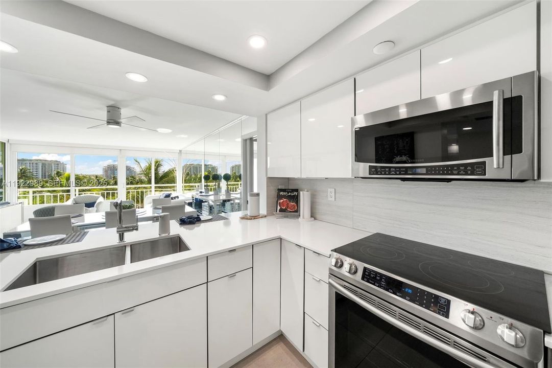 For Sale: $1,595,000 (2 beds, 2 baths, 1165 Square Feet)