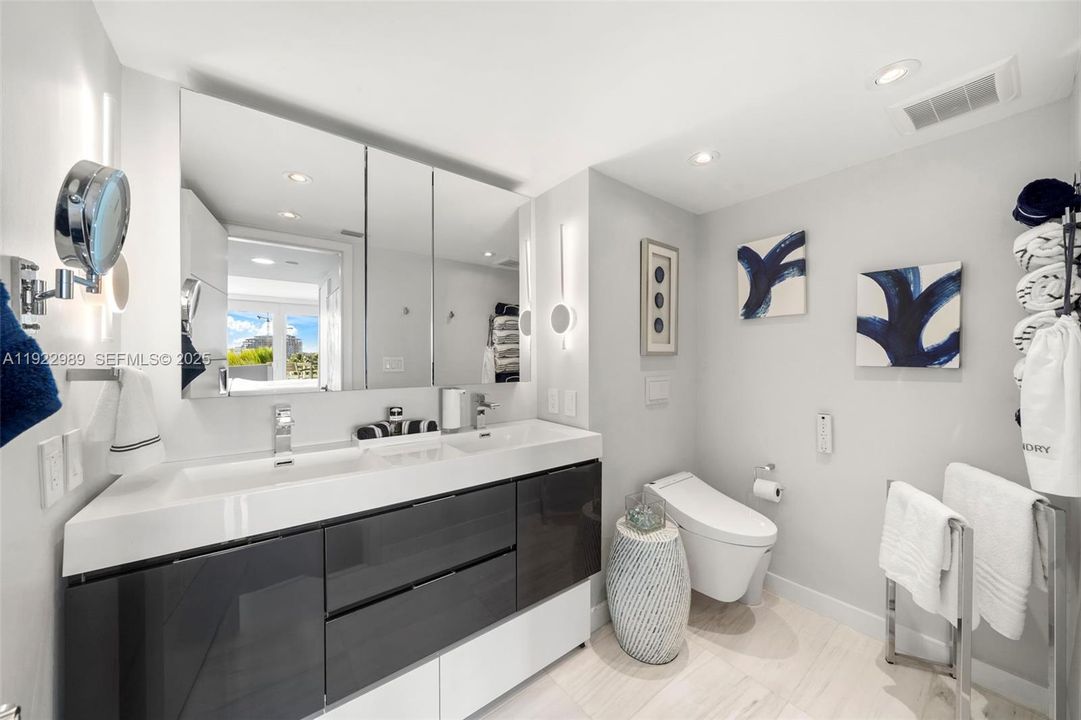 For Sale: $1,595,000 (2 beds, 2 baths, 1165 Square Feet)