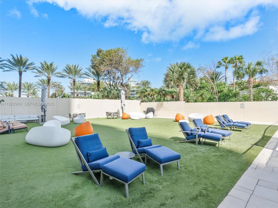 For Sale: $1,595,000 (2 beds, 2 baths, 1165 Square Feet)