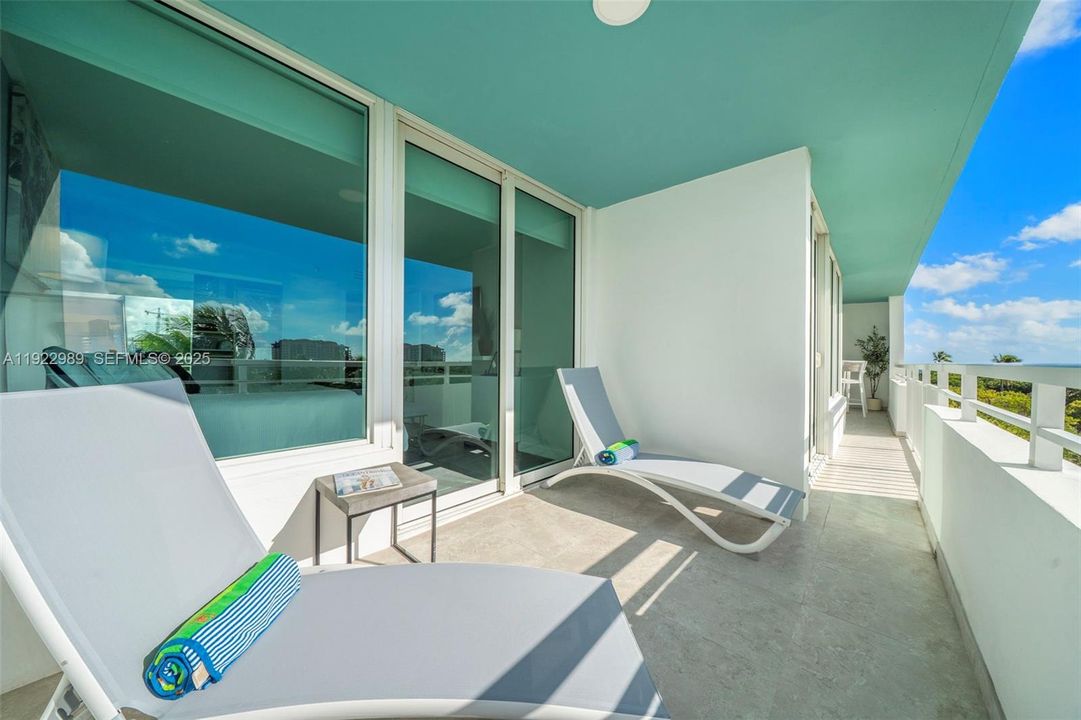 For Sale: $1,595,000 (2 beds, 2 baths, 1165 Square Feet)