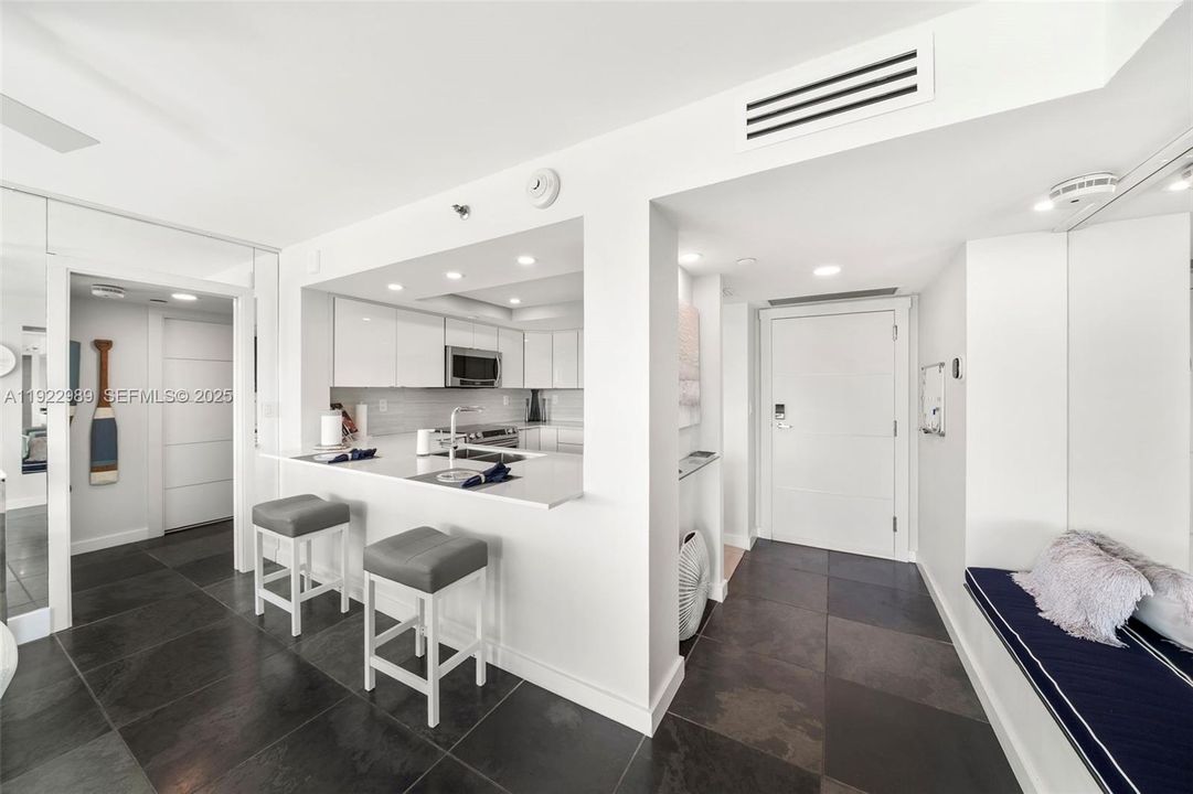 For Sale: $1,595,000 (2 beds, 2 baths, 1165 Square Feet)