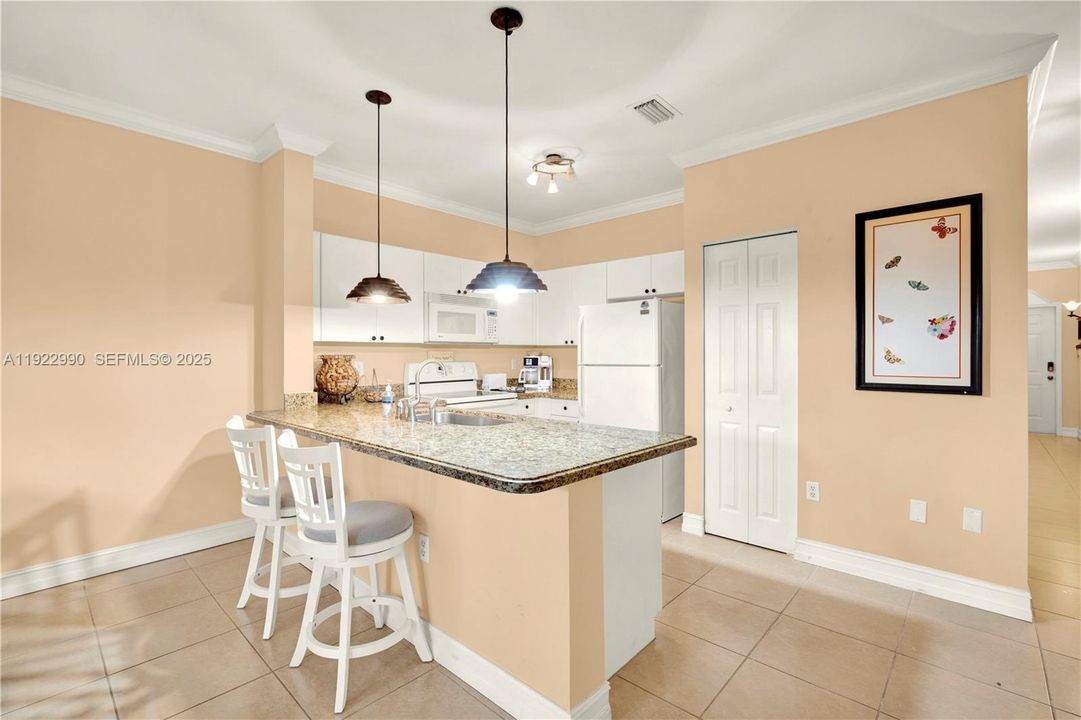 В аренду: $1,950 (2 спален, 2 ванн, 1370 Квадратных фут)