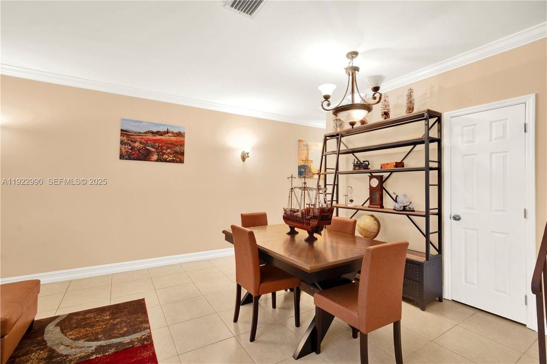 В аренду: $1,950 (2 спален, 2 ванн, 1370 Квадратных фут)