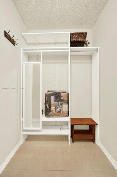 В аренду: $1,950 (2 спален, 2 ванн, 1370 Квадратных фут)